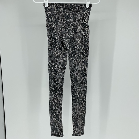 SPANX NWT FAUX LEATHER SNAKE SHINE LEGGINGS GRAY WHITE - Picture 5 of 12